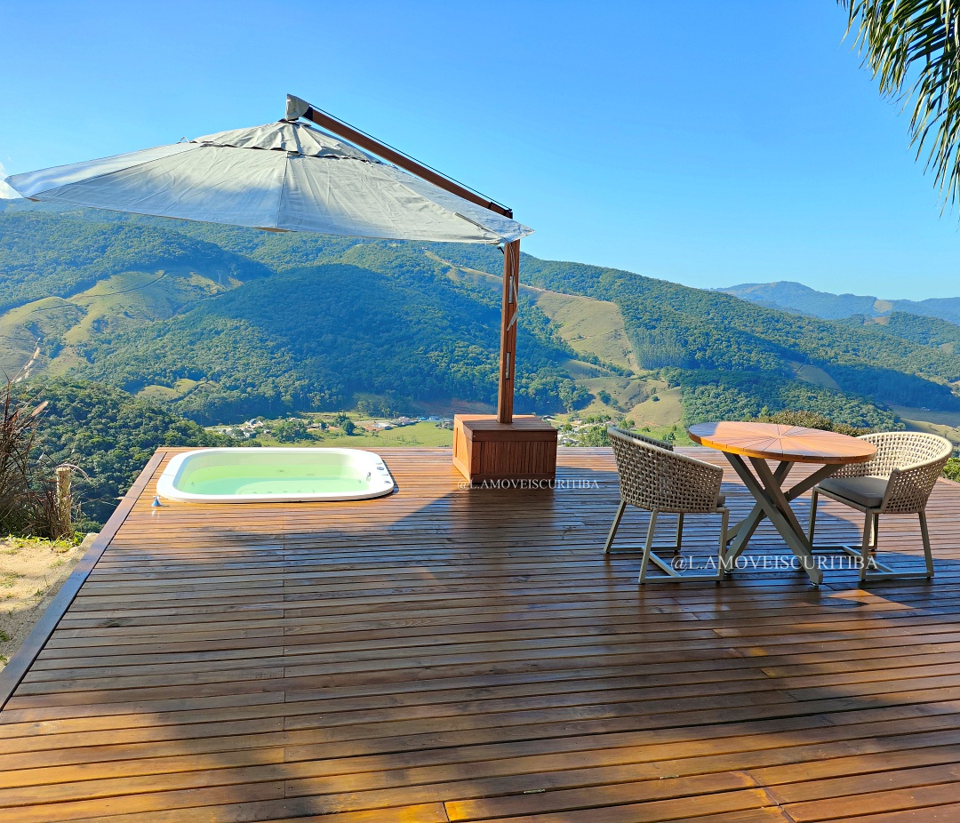 Deck de madeira com móveis outdoor e vista para a montanha