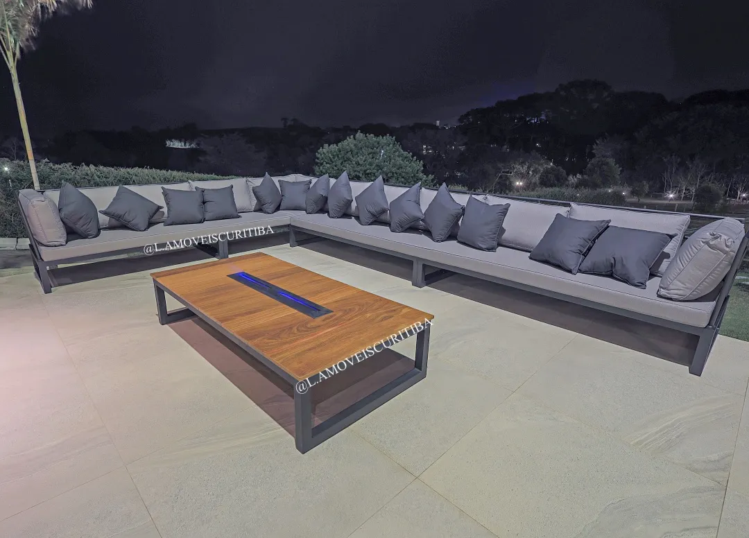 Conjunto Modular sob medida em alumínio com pintura eletrostática, decks laterais em madeira nobre e almofadas resistentes à água