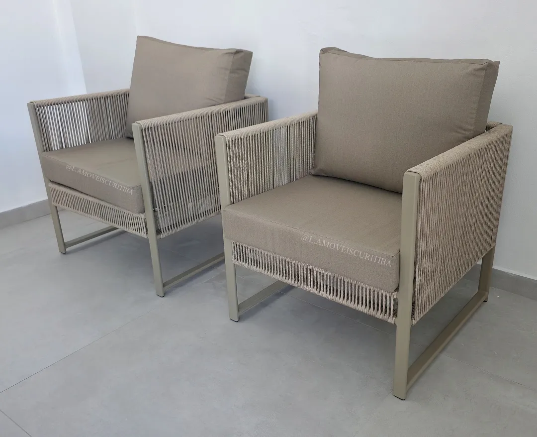 Conjunto Riviera com sofá e poltronas de estrutura leve em alumínio, trama em corda náutica e almofadas amplas