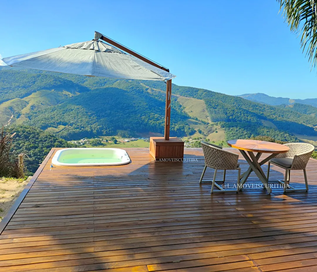 Mesa em deck com vista para as montanhas