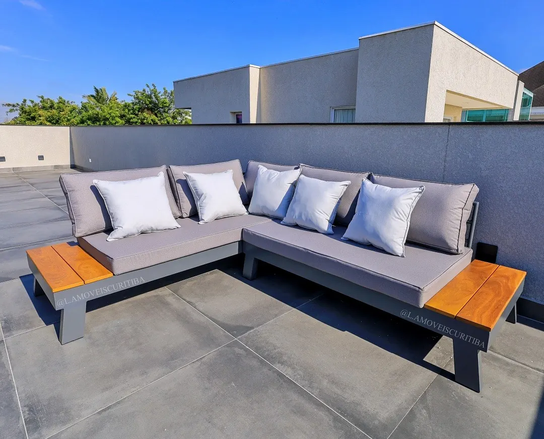 Sofá modular em L cinza com detalhes em Cumaru em rooftop
