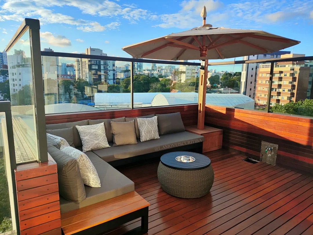 Lounge em rooftop com deck de madeira