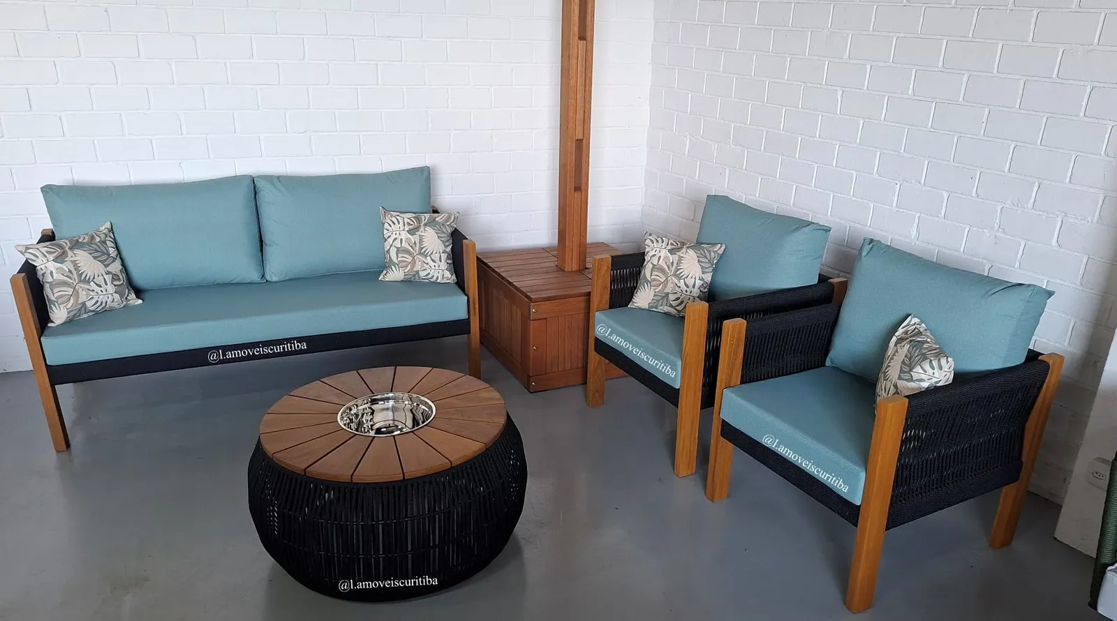 Conjunto Veneza com sofá e poltronas em corda náutica com estrutura e braços em madeira nobre e mesa de centro redonda com champanheira