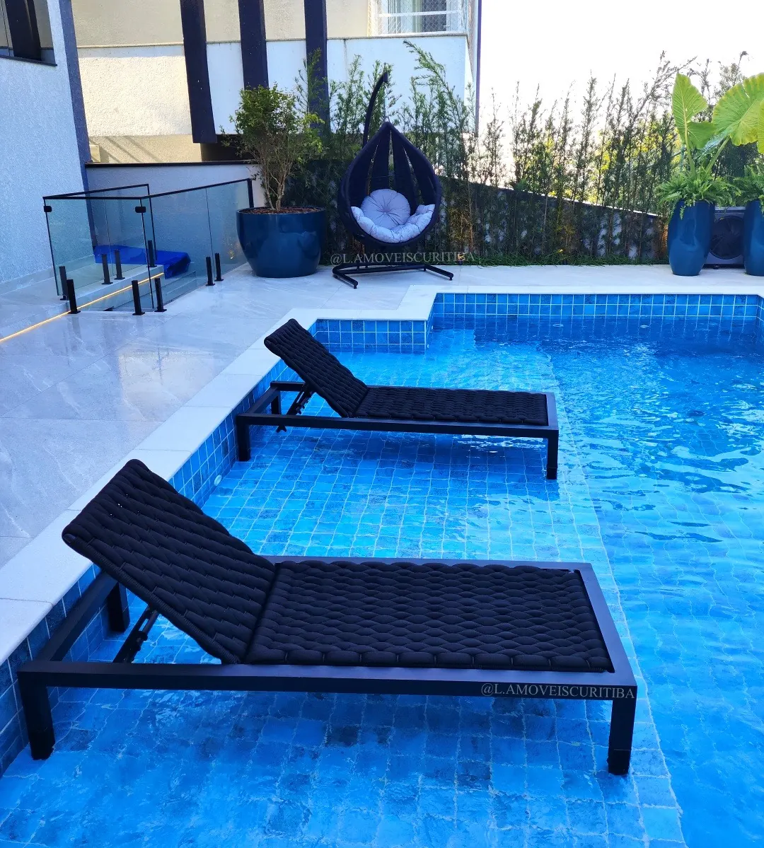 Espreguiçadeiras em tricô náutico preto na borda da piscina