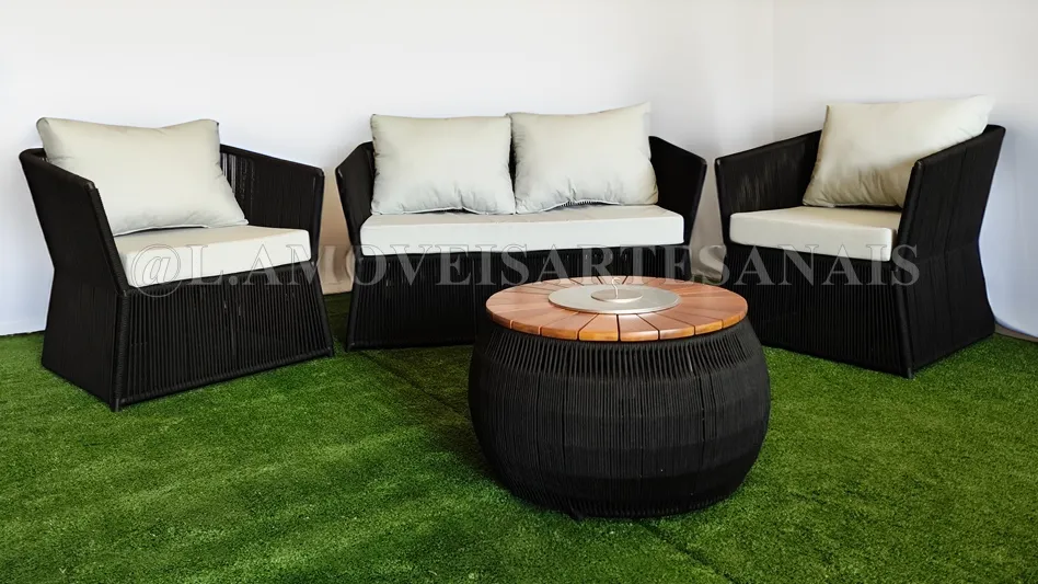 Conjunto Gaivota com sofá e poltronas em corda náutica e mesa de centro redonda com tampo em madeira