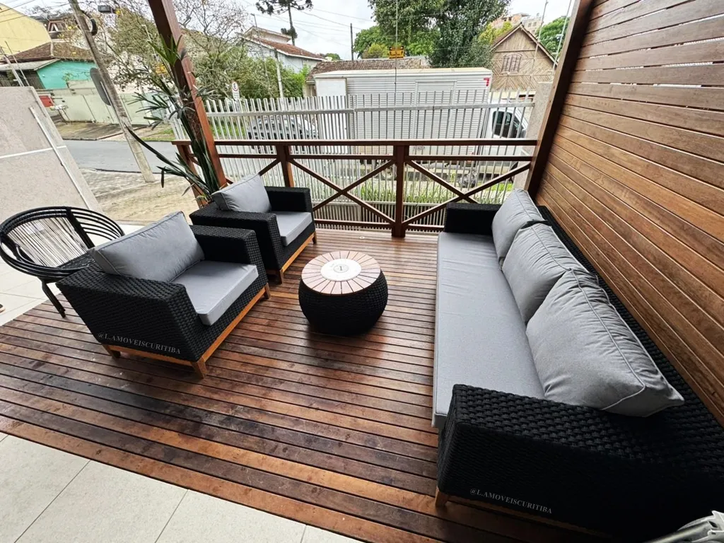 Conjunto Quadrado com sofá e poltronas de linhas retas em corda náutica, pés em madeira nobre e mesa de centro