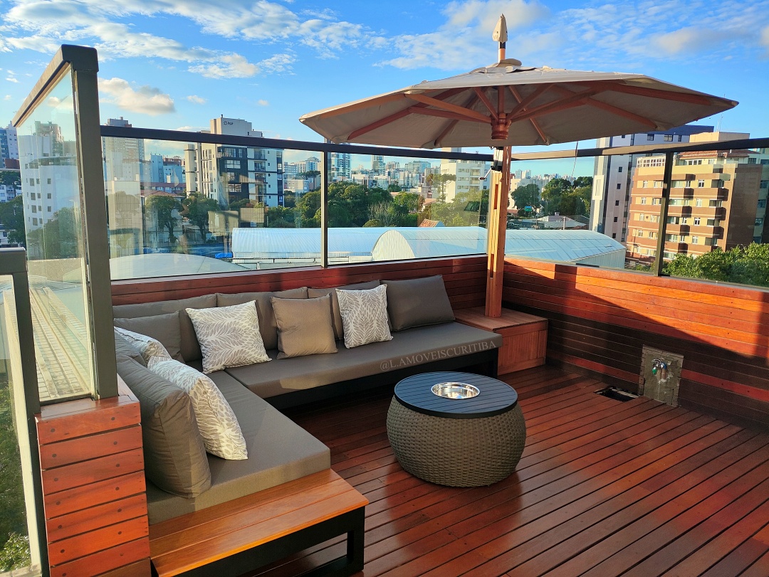 Rooftop com deck de madeira e mobiliário outdoor